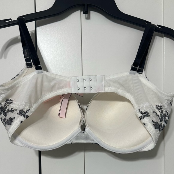 Elegant Black and White Lace Bra - Picture 2 of 5